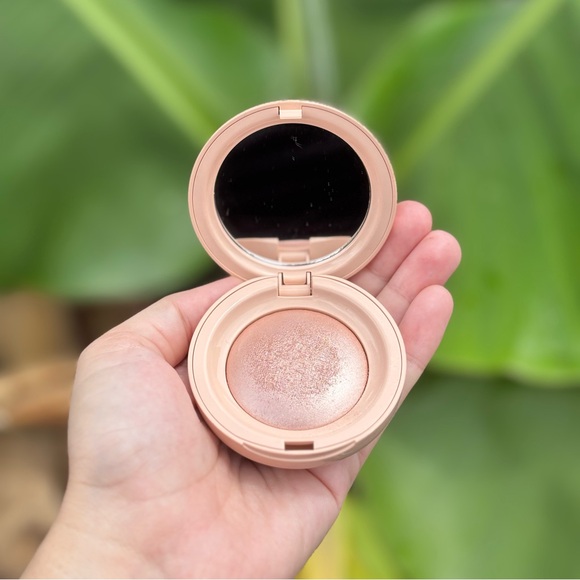 Rare Beauty Other - Rare Beauty Positive Light Silky Touch Highlighter • Mesmerize